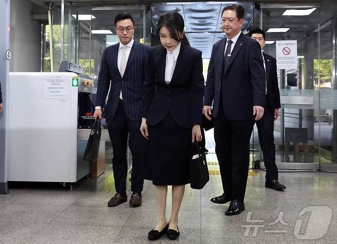 윤석열 전 대통령 부인 김건희 여사가 12일 오전 서울 서초구 서울중앙지법에서 열린 자본시장과 금융투자업에 관한 법률 위반 및 정치자금법 위반 혐의 등의 구속 전 피의자 심문(영장실질심사)에 출석하며 고개숙여 인사를 하고 있다. 2025.8.12/뉴스1 ⓒ News1 사진공동취재단