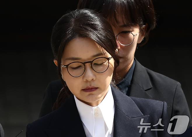 윤석열 전 대통령 부인 김건희 여사가 12일 오후 서울 서초구 서울중앙지법에서 열린 구속 전 피의자 심문(영장실질심사)를 마치고 나오고 있다. 2025.8.12/뉴스1 ⓒ News1 김민지 기자
