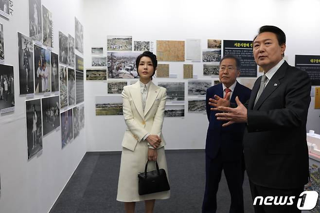 20923년 4월 1일 당시 윤석열 대통령과 김건희 여사가 홍준표 대구시장과 함께 대구 서문시장에서 열린 서문시장 100주년 기념 특별사진전을 관람하고 있는 모습. (대통령실 제공) 2023.4.1/뉴스1 ⓒ News1 오대일 기자