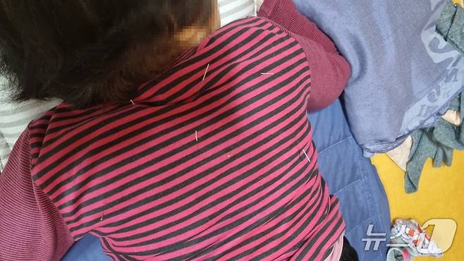 A 씨가 침을 놓고 있는 장면.(제주도자치경찰단 제공. 재판매 및 DB 금지)/뉴스1