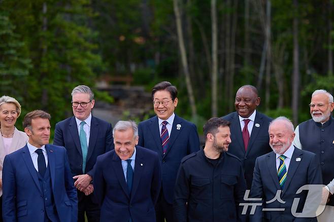 이재명 대통령이 지난 6월 17일(현지시각) 캐나다 앨버타주 캐내내스키스 주요 7개국(G7) 정상회의장에서 G7 및 초청국 정상들과 기념촬영을 하고 있다.(대통령실 제공. 재판매 및 DB 금지) 2025.6.19/뉴스1 ⓒ News1 박지혜 기자