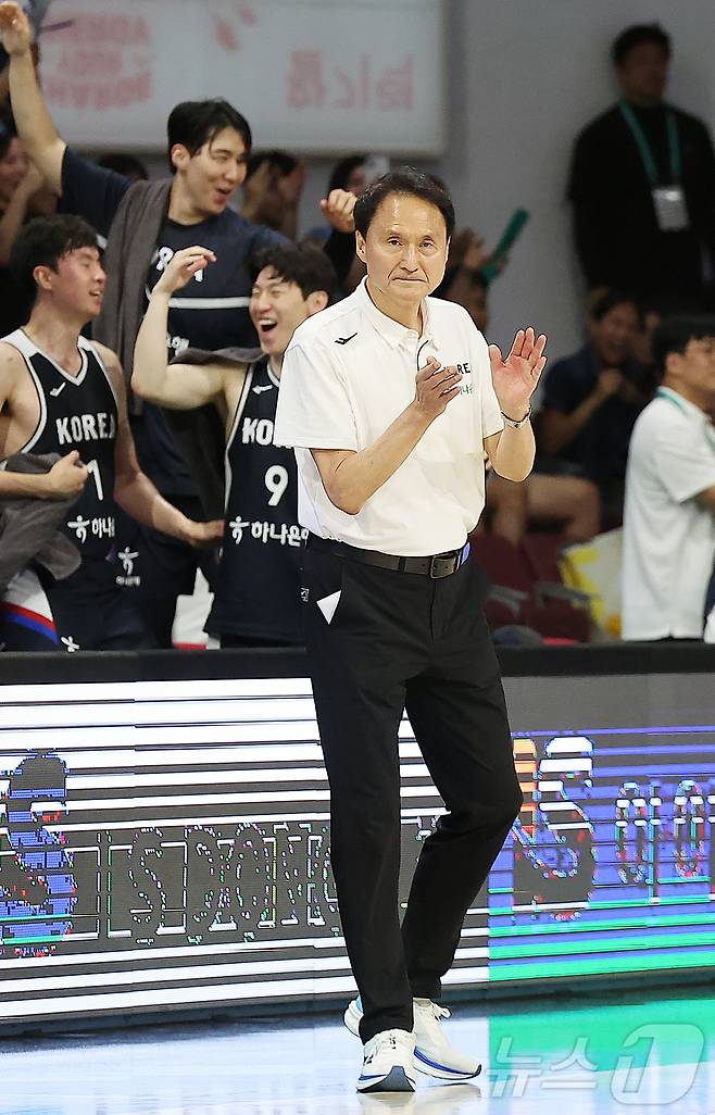 13일 오후 경기도 안양 정관장 체육관에서 열린 하나은행 초청 2025 남자농구 국가대표 평가전 대한민국과 일본의 경기, 대한민국 안준호 감독이 3쿼터 손뼉을 치며 선수들을 독려하고 있다. 2025.7.13/뉴스1 ⓒ News1 김진환 기자