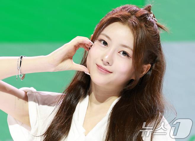 그룹 앳하트(AtHeart) 봄이 13일 서울 한남동 블루스퀘어에서 가진 첫 번째 EP 'Plot Twist' 쇼케이스에서 포즈를 취하고 있다. 2025.8.13/뉴스1 ⓒ News1 권현진 기자