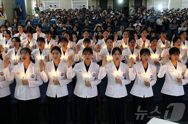 13일 오후 대전 유성구 국군간호사관학교에서 열린 나이팅게일 선서식에서 생도들이 간호 정신을 본받아 전문 간호인으로서 사랑과 봉사의 자세로 헌신할 것을 다짐하고 있다. (공동취재) 2025.8.12/뉴스1 ⓒ News1 김기태 기자