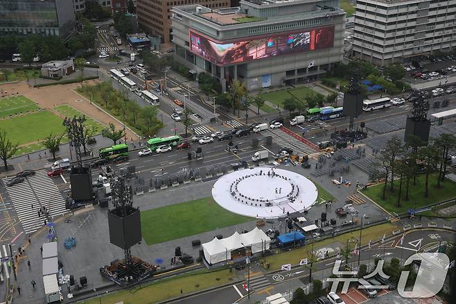 13일 서울 광화문 광장에 '광복 80년, 국민주권으로 미래를 세우다'라는 주제로 열리는 국민대축제 무대가 설치되어 있다. 대통령실은 광복절 행사와 함께 진행되는 임명식에는 약 1만 명의 국민을 초청할 예정이다.. 2025.8.13/뉴스1 ⓒ News1 임세영 기자