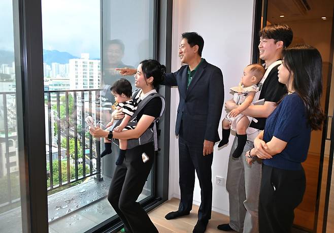 오세훈 서울시장이 13일 송파구 문정동에 위치한 '비아파트형 미리내집'을 함께 방문한 서울 베이비 엠버서더와 주택 주변 환경을 둘러보고 있다 (서울시 제공)뉴스1 ⓒ News1