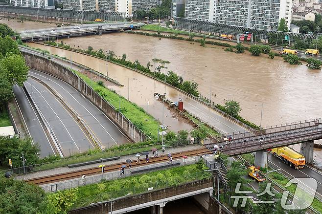 서울 동북·서북권에 호우경보가 발령된 13일 서울 노원구 월계동을 지나 흐르는 중랑천이 범람해 동부간선도로 차량통행이 통제되고 있다. 2025.8.13/뉴스1 ⓒ News1 민경석 기자