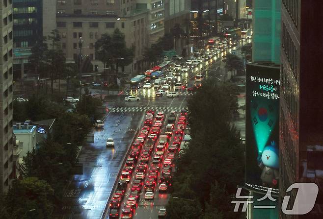 서울과 수도권에 호우주의보가 발령된 13일 서울 중구 남대문로에 차량들이 전조등을 키고 운행하고 있다. 2025.8.13/뉴스1 ⓒ News1 박세연 기자