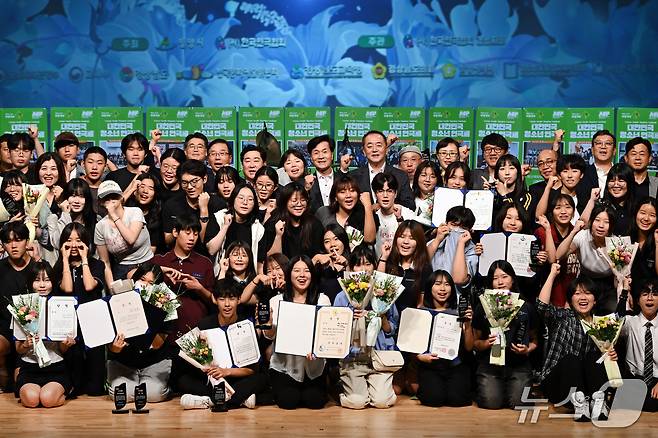 12일 밀양아리랑아트센터 대공연장에서 열린 제29회 대한민국 청소년 연극제 폐막식에서 연극제에 참여한 전국 고교생들이 기념촬영을 하고 있다.(밀양시 제공. 재판매 및 DB금지)