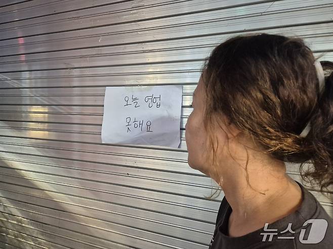 인천 서구 정서진중앙시장 A 씨 가게 출입문. 이시명 기자/뉴스1