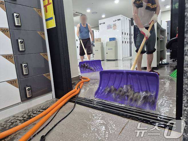 인천에 집중호우가 내린 13일 인천 서구 정서진중앙시장 일대 상가 지하 목욕탕이 침수돼 직원이 물을 퍼내고 있다. 2025.8.13/뉴스1 ⓒ News1 이시명 기자