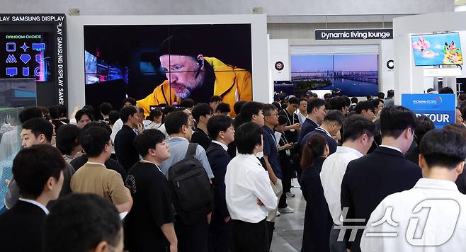 7일 서울 강남구 코엑스에서 열린 2025 한국디스플레이산업 전시회에서 관람객들이 전시물을 둘러보고 있다. 올해 전시는 올해는 유기발광다이오드(OLED) 분야를 선도하고 있는 국내 양대 패널 기업과국내·외 소부장 기업들이 대거 참여해 미래 디스플레이 기술의 방향을 제시한다. 2025.8.7/뉴스1 ⓒ News1 김명섭 기자