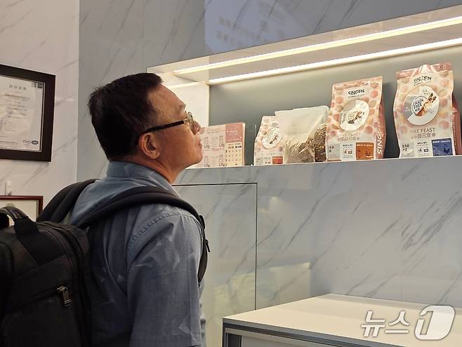 펑 가오슝시수의사회 회장이 11일 대만 타이중 신겐 본사에서 제품을 살펴보고 있다. ⓒ 뉴스1