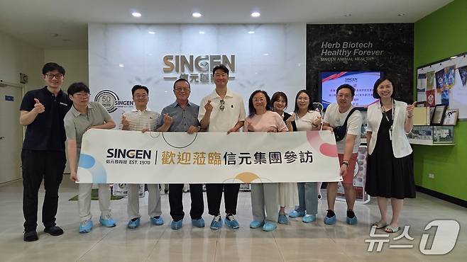 부산시수의사회 임원들이 11일 대만 타이중 신겐 본사에서 기념사진을 찍고 있다. ⓒ 뉴스1 최서윤 기자