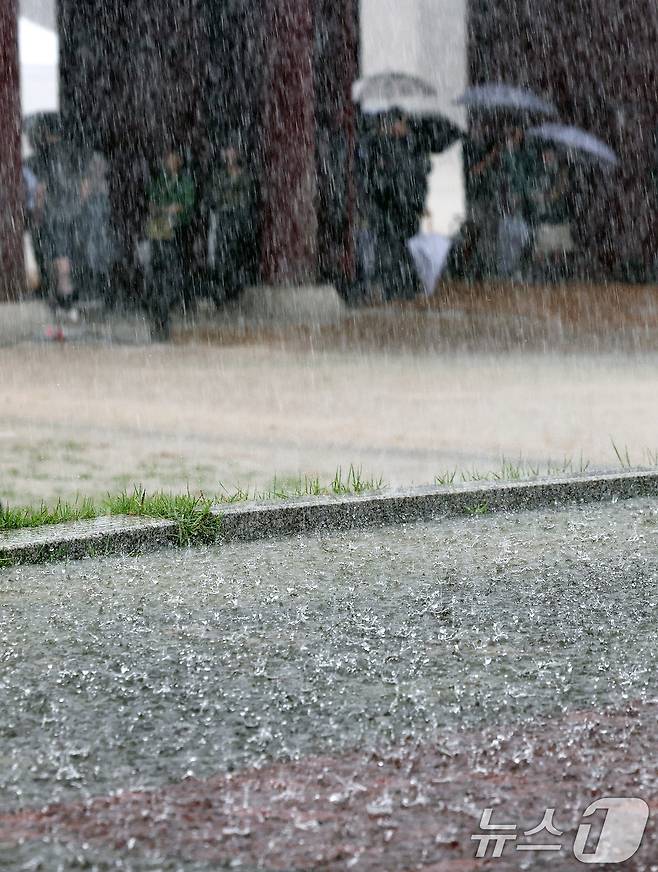 호우특보가 발효된 가운데 13일 서울 종로구 국립고궁박물관 인근 바닥에 세찬 빗방울이 떨어져 물결이 일렁이고 있다. 2025.8.13/뉴스1 ⓒ News1 박지혜 기자