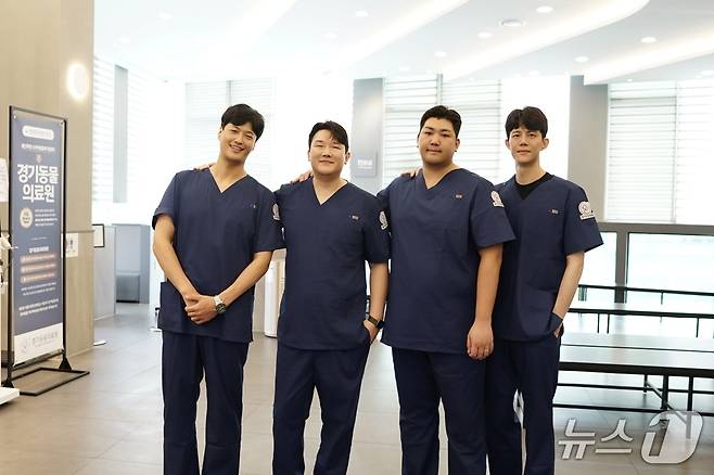 왼쪽부터 이승혁 윤국진 김범수 김태정 경기동물의료원 원장(동물병원 제공) ⓒ 뉴스1