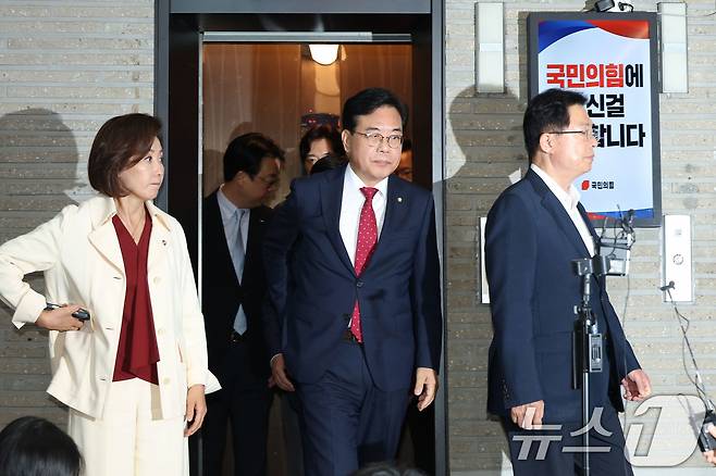 송언석 국민의힘 비상대책위원장 겸 원내대표와 의원들이 13일 오후 서울 여의도 중앙당사에서 민중기 특별검사팀(김건희 특검팀)의 '건진법사 청탁 의혹' 관련 당사 압수수색에 대한 입장을 밝히기 위해 승강기에서 내리고 있다. 2025.8.13/뉴스1 ⓒ News1 이광호 기자