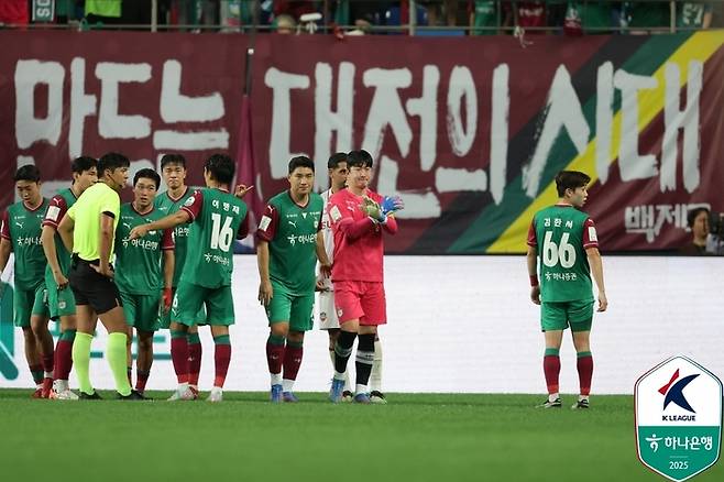 대전 이창근(가운데)이 수원FC전에서 뛸 수 없다는 사인을 벤치에 보내고 있다. 사진 | 한국프로축구연맹