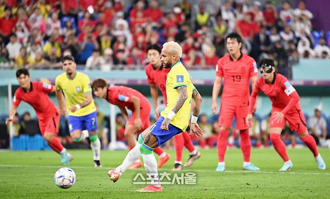 브라질 네이마르가 지난해 12월6일 카타르 도하 스타디움 974에서 열린 2022 카타르 월드컵 16강전 한국과 경기에서 패널티킥을 넣고 있다.  도하(카타르) | 최승섭기자 thunder@sportsseoul.com