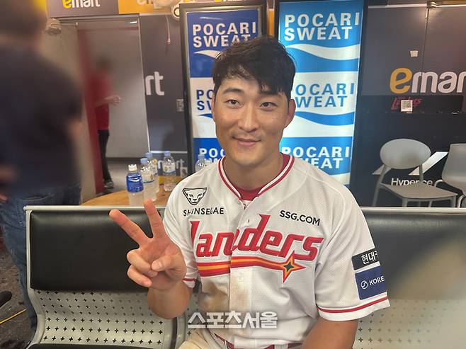SSG 하재훈이 12일 인천SSG랜더스필드에서 열린 2025 KBO리그 키움전에서 3-1로 승리를 거둔 뒤 인터뷰에 응하고 있다. 문학 | 이소영 기자 sshong@sportsseoul.com