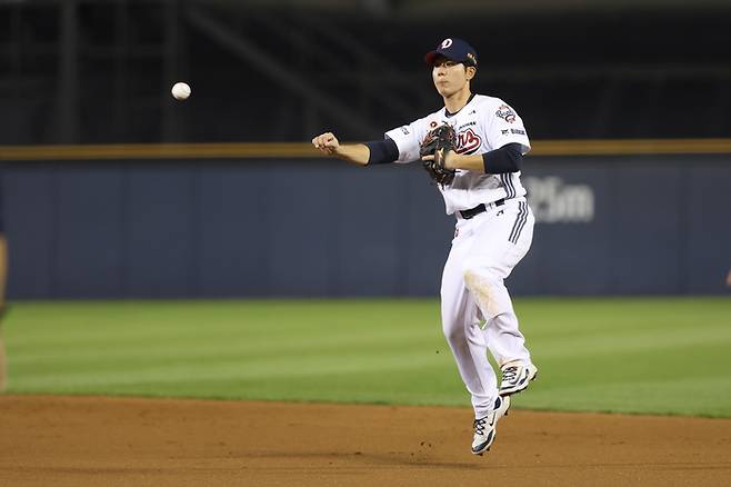 두산 오명진이 22일 서울 잠실구장에서 열린 2025 KBO리그 정규시즌 한화전에서 수비를 하고 있다. 사진 | 두산 베어스