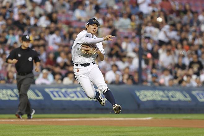 두산 박준순이 5일 서울 잠실구장에서 열린 2025 KBO리그 정규시즌 KT전에서 수비를 하고 있다. 사진 | 두산 베어스