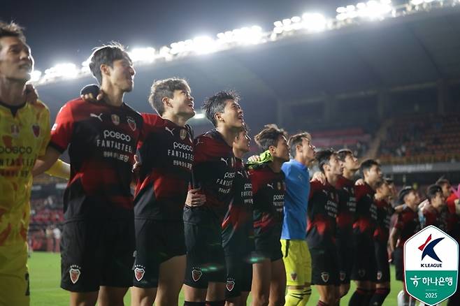 Pohang players have won a group ceremony after winning the Gwangju War. Photo | Korea Professional Football Federation