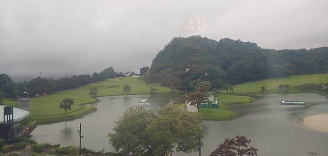 KLPGA투어 메디힐·한국일보 챔피언십 연습라운드가 열린 13일 몽베르CC에 폭우가 내리고 있다. 사진 | 대회조직위원회