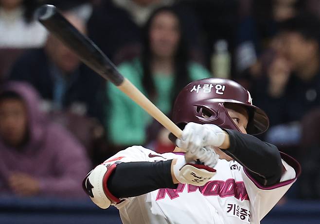 키움 박주홍이 6일 서울 고척스카이돔에서 열린 2025 KBO리그 NC전에서 2루타를 치고 있다. 사진 | 연합뉴스