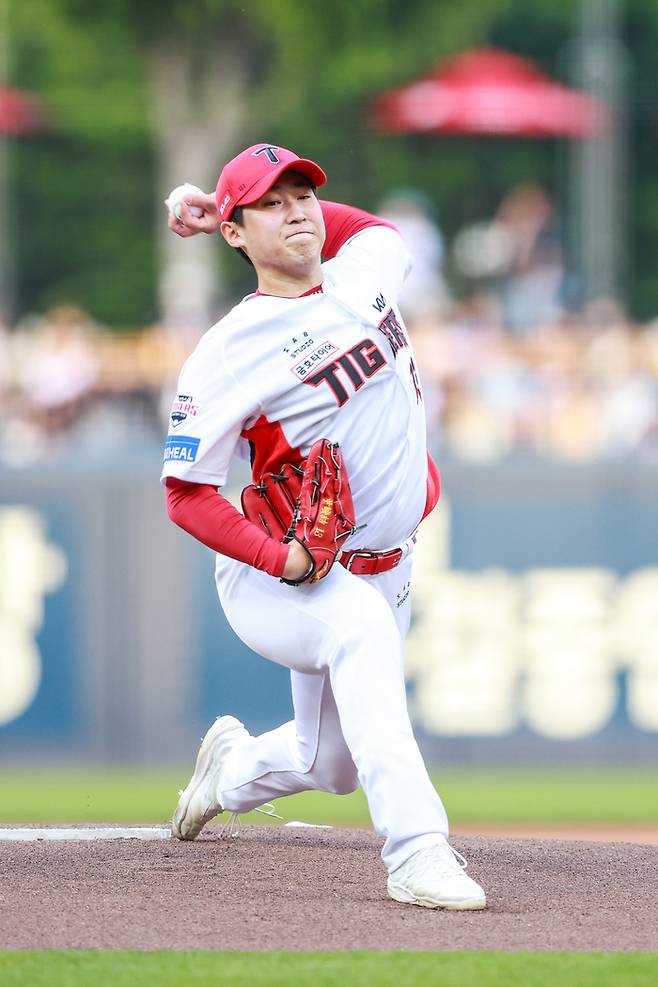 KIA 윤영철이 광주-기아 챔피언스 필드에서 열린 2025 KBO리그 롯데전에 선발 등판해 역투하고 있다. 사진 | KIA 타이거즈