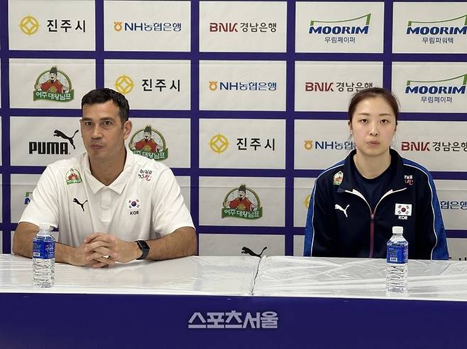 여자배구대표팀 모랄레스 감독과 박은진이 13일 경기를 마친 뒤 기자회견에 임하고 있다. 진주 | 정다워 기자