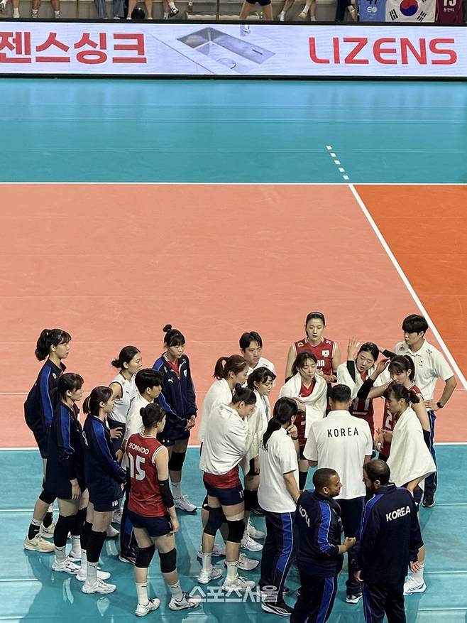 1여자배구대표팀이 13일 진주체육관에서 열린 프랑스전에서 작전 지시를 듣고 있다. 진주 | 정다워 기자