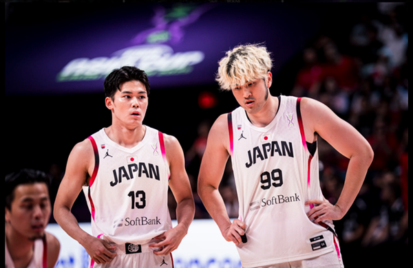 레바논전에서 낙담한 일본 선수들. /사진=FIBA