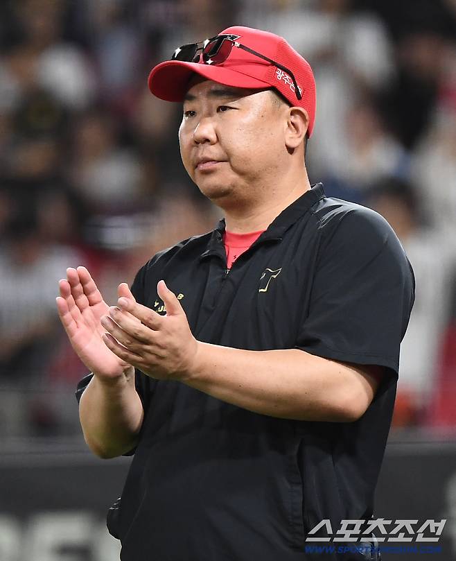 4일 광주 기아 챔피언스필드에서 열린 롯데-KIA전. KIA가 8회 대역전극을 펼치며 7대5로 승리했다. 이범호 감독이 선수들을 맞이하고 있다. 광주=정재근 기자 cjg@sportschosun.com/2025.7.4/