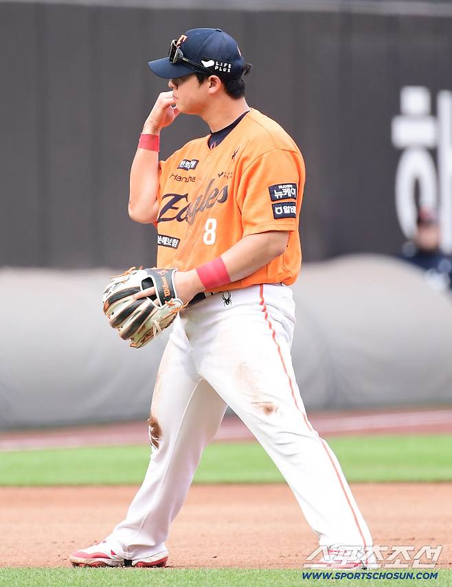 15일 대전 한화생명볼파크에서 열린 한화와 LG의 경기. 3회 수비 도중 팔꿈치를 다친 한화 3루수 노시환. 대전=송정헌 기자songs@sportschosun.com/2025.06.15/