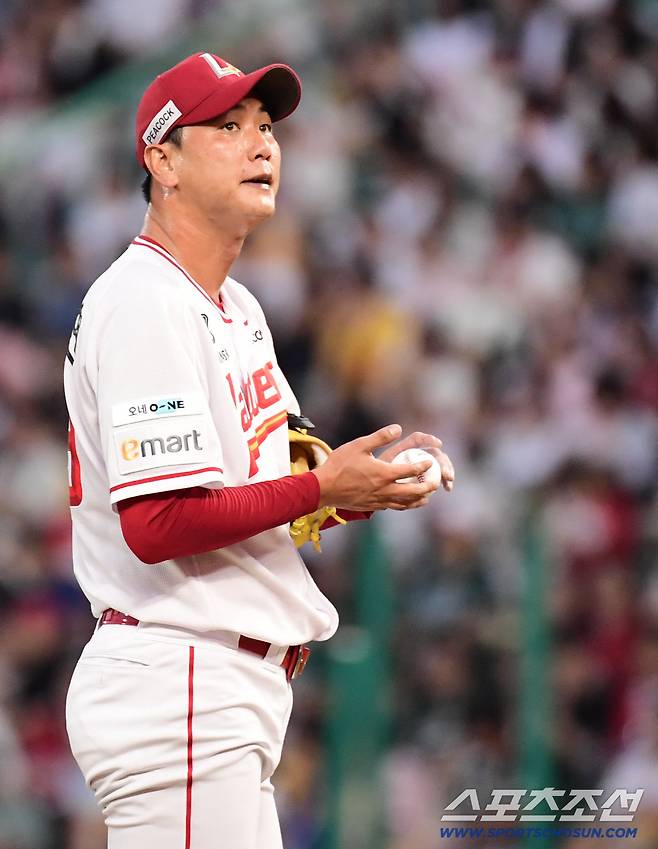 7일 인천 SSG랜더스필드에서 열린 SSG와 삼성의 경기. 4회 2사 1, 3루. 강판 당하는 SSG 선발 김광현. 인천=송정헌 기자songs@sportschosun.com/2025.08.07/