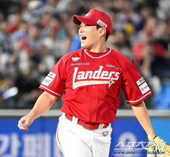 8일 부산 사직야구장에서 열린 SSG와 롯데의 경기, 4회말 최민준이 자신의 공을 커트해낸 유강남의 타격에 미소짓고 있다. 부산=허상욱 기자wook@sportschosun.com/2025.08.08/