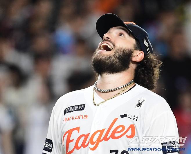 12일 대전 한화생명 볼파크에서 열린 한화 이글스와 롯데 자이언츠의 경기. 한화 선발 폰세가 7이닝 무실점 호투를 펼쳤다. 7회 투구를 마치고 마운드를 내려오는 폰세. 대전=송정헌 기자songs@sportschosun.com/2025.08.12/