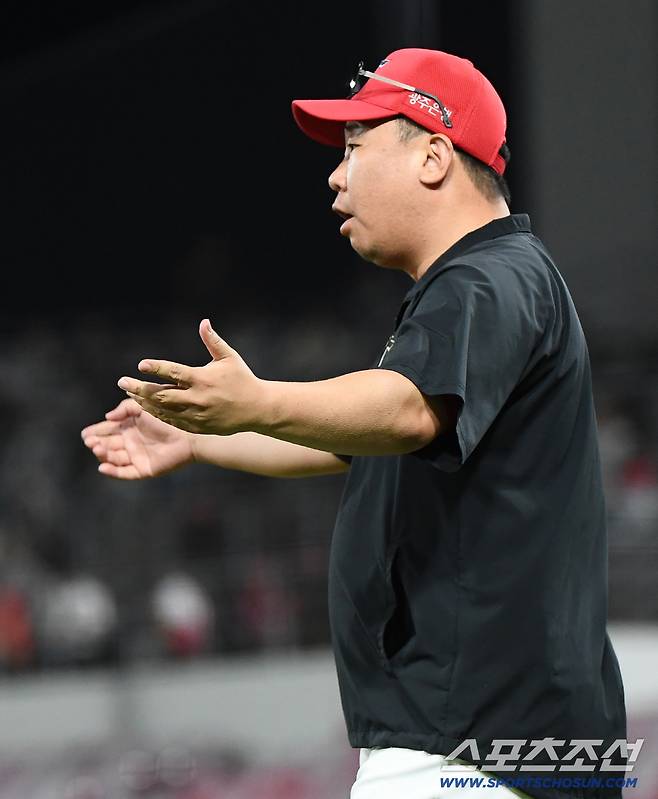 22일 광주 기아 챔피언스필드에서 열린 LG-KIA전. 9회초 1사 1, 2루 문보경의 체크스윙 판정 때 이범호 감독이 거칠게 항의하고 있다. 광주=정재근 기자 cjg@sportschosun.com/2025.7.22/