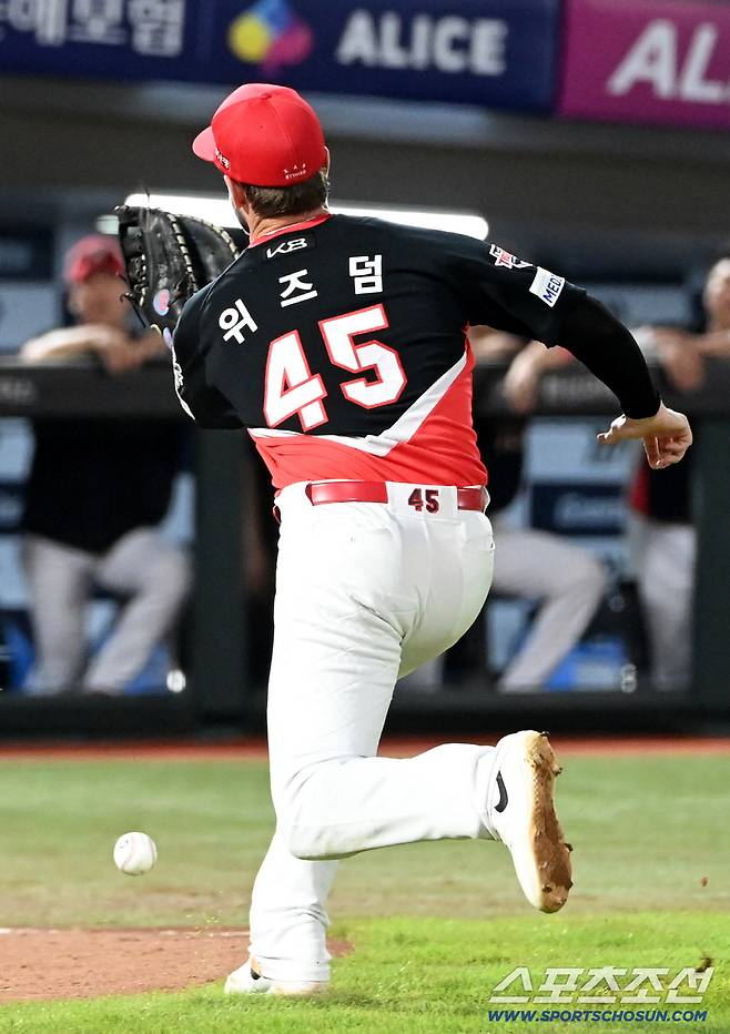 6일 부산 사직야구장에서 KIA와 롯데의 경기가 열렸다. 6회말 KIA 1루수 위즈덤이 롯데 유강남의 플라이 타구를 잡지 못하고 있다. 심판진은 파울을 선언했으나 비디오 판독 결과 위즈덤의 글러브에 공이 닿아 페어로 번복됐다.  부산=허상욱 기자wook@sportschosun.com/2025.08.06/