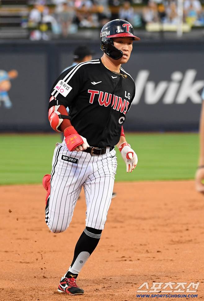 12일 수원KT위즈파크에서 열린 KBO리그 KT 위즈와 LG 트윈스의 경기. 3회초 2사 LG 박해민이 안타 후 상대 실책을 틈타 3루까지 진루하고 있다. 수원=박재만 기자 pjm@sportschosun.com/2025.08.12/