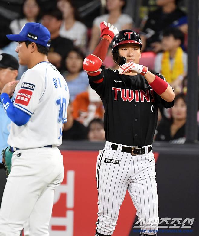 12일 수원KT위즈파크에서 열린 KBO리그 KT 위즈와 LG 트윈스의 경기. 5회초 1사 3루 LG 박해민이 적시타를 날린 뒤 환호하고 있다. 수원=박재만 기자 pjm@sportschosun.com/2025.08.12/