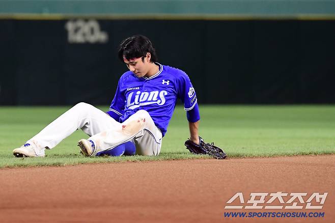 5일 인천 SSG랜더스필드에서 열린 SSG와 삼성의 경기. 6회 수비 도중 미끄러진 삼성 이재현 유격수. 인천=송정헌 기자songs@sportschosun.com/2025.08.05/