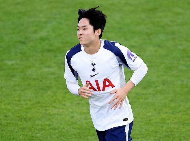 토트넘홋스퍼에서 챔피언십(2부리그) 포츠머스로 임대된 양민혁이 첫 선발 출전경기 후 '실력이 떨어진다'며 팬들의 혹독한 비난을 받고 있다. TBR풋볼 기사캡쳐