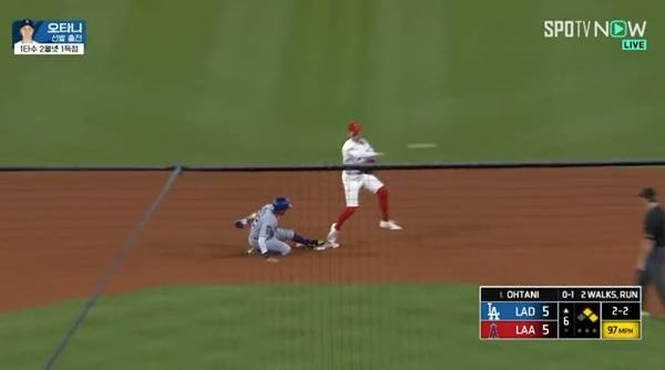 오타니의 타구를 잡고 2루 베이스를 찍은 뒤 1루로 송구하는 잭 네토. ⓒSPOTV 중계화면 캡처