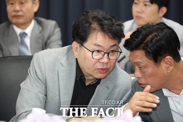 국정위는 이 대통령의 핵심 공약인 '기본사회'를 소득·주거·의료·돌봄 보장으로 실현하겠다는 구상을 밝혔다. 사진은 이 위원장(왼쪽)./이새롬 기자