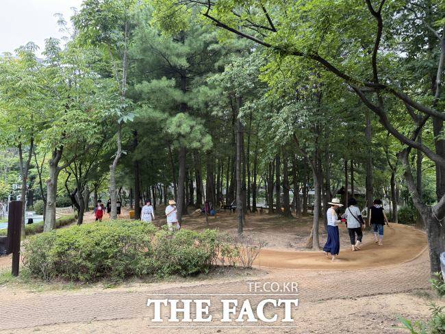부천 중앙공원에서 시민들이 맨발길을 이용하고 있다./부천시