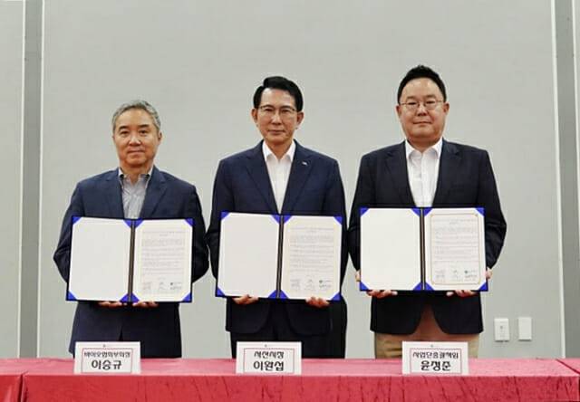 바이오공정기반 전주기 탄소순환 플랫폼 기술개발 MOU 체결식에 참석한 (왼쪽부터) 이승규 한국바이오협회 부회장, 이완섭 서산시장, 윤정준 사업단 총괄책임자 (제공=한국바이오협회)