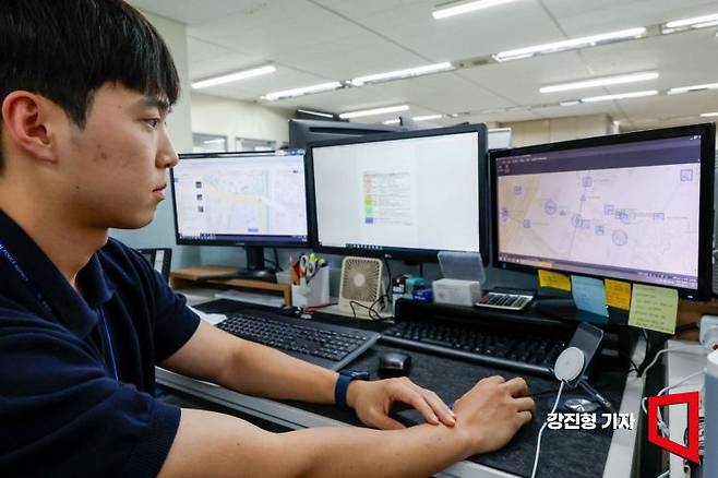 오대규 서울경찰청 교통관리과 시설운영계 순경이 12일 서울 종로구 서울경찰청에서 서울교통신호시스템을 점검하고 있다. 강진형 기자