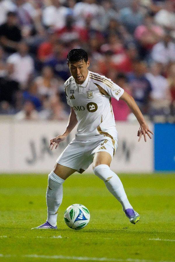 손흥민이 지난 10일(한국시간) 미국 일리노이주 브리지뷰의 시트긱 스타디움에서 열린 시카고 파이어와의 2025시즌 미국프로축구(MLS) 27라운드 원정 경기에서 공을 다루고 있다.   [사진 제공= AFP연합뉴스]